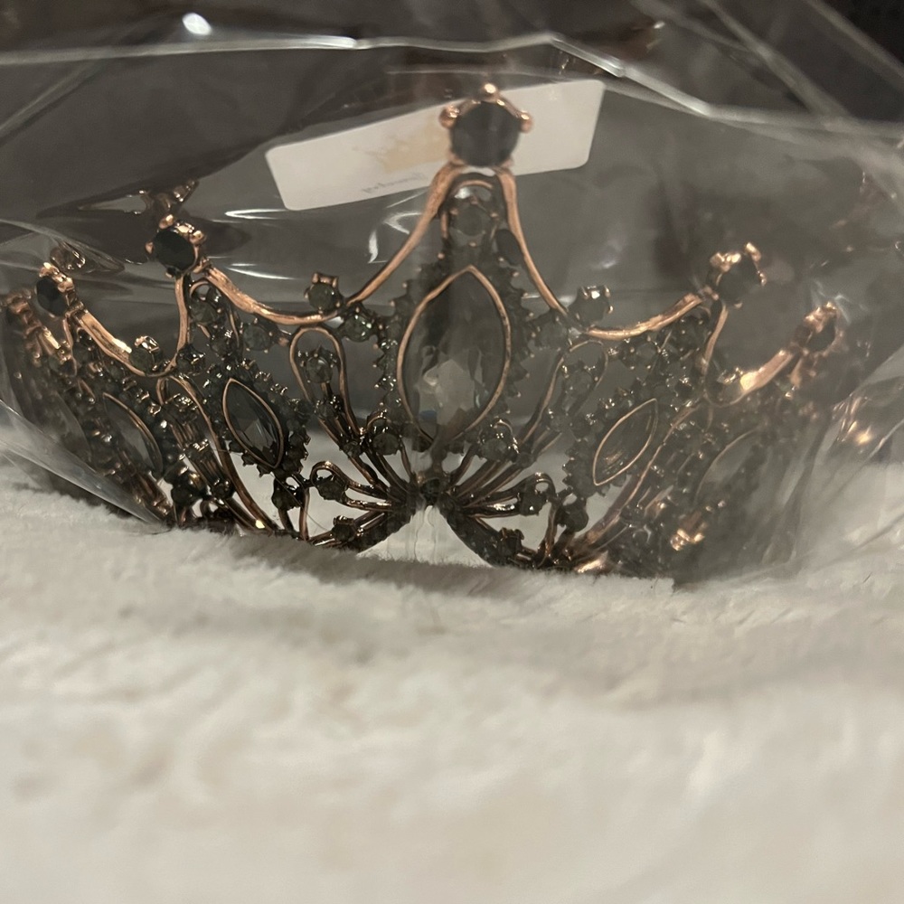 Rose gold/black tiara